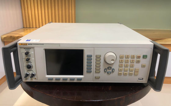 kaufen Geprüfter Fluke 96270A 27 GHz Referenzquellen-Mehrproduktkalibrator für Niedrigphasenlärm Online-Herstellung