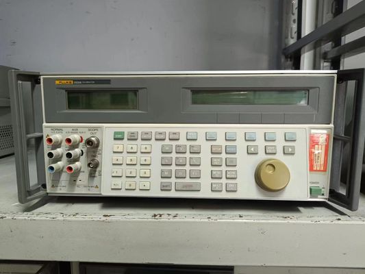 Fluke 5520A Multi-Produkt-Kalibrator mit 600 MHz-Amplitude-Signalen und RS-232-Schnittstelle im Gebrauchszustand wiederverwerten