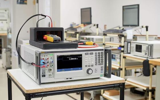 Fluke 5550A und 5540A Multi-Produkt-Kalibratoren mit 17,8 Zentimeter Farb-Touchscreen